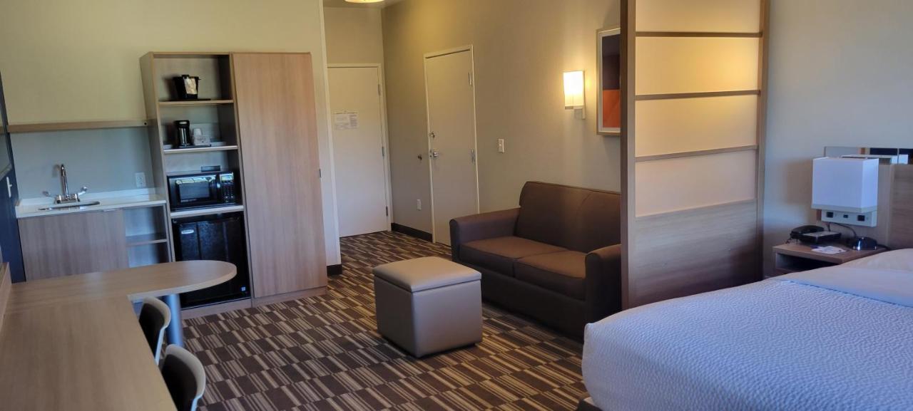 Microtel Inn & Suites By Wyndham Fountain Fort Carson Exterior photo